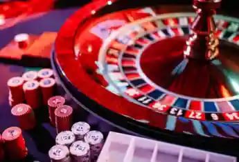 Filipino player completing a PHP deposit on sz777 casino using a mobile phone